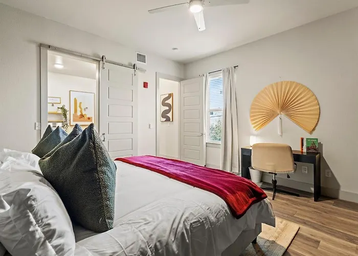 Modern Executive 1br King Bed - Walk To West 7th Apartment *