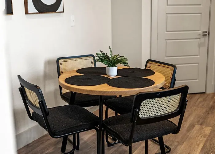 Modern Executive 1br King Bed - Walk To West 7th Apartment Fort Worth