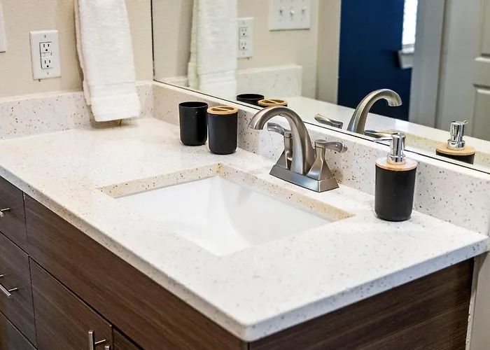 Modern Executive 1br King Bed - Walk To West 7th Apartment Fort Worth