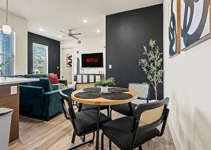 Modern Executive 1br King Bed - Walk To West 7th Apartment Fort Worth