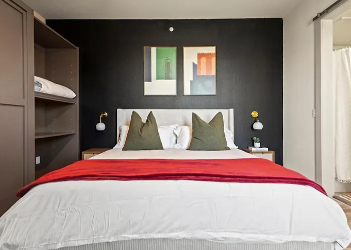 Modern Executive 1br King Bed - Walk To West 7th Fort Worth