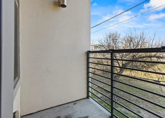Modern Executive 1br King Bed - Walk To West 7th Apartment